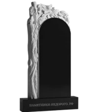 Памятник с деревом, на ветвях которого отдыхают голуби, символ мира и упокоения